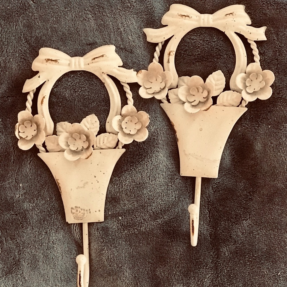 Distressed style wall accent hooks cease color